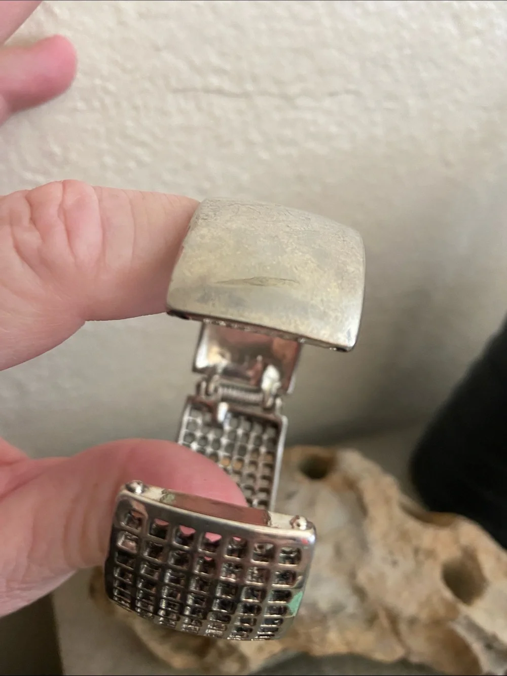 Vintage 90s Kenneth Cole Silver-Tone Grid Hinged Bangle Bracelet